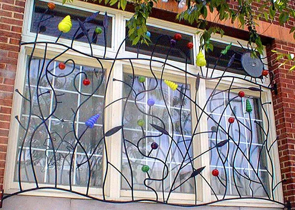 پنجره دوجداره با حفاظ فرفورژه‌ای